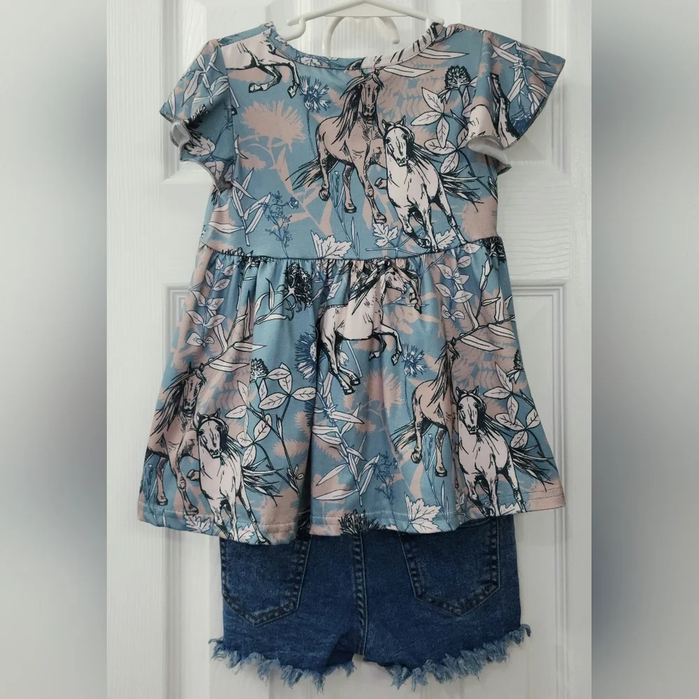 Blue Horse Themed Top with Distressed Denim Shorts Size: 4T